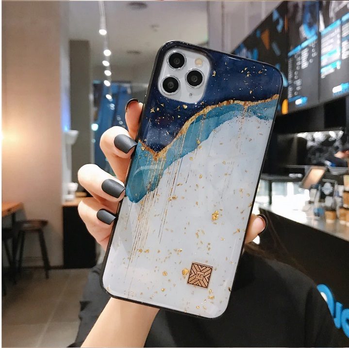 Луксозен твърд калъф TC /златни точки/ за Iphone 11 pro max